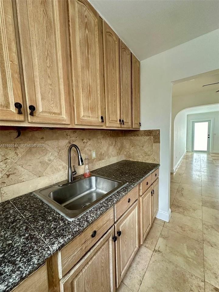 1231 Pennsylvania Ave #9 - Photo 7 of 9