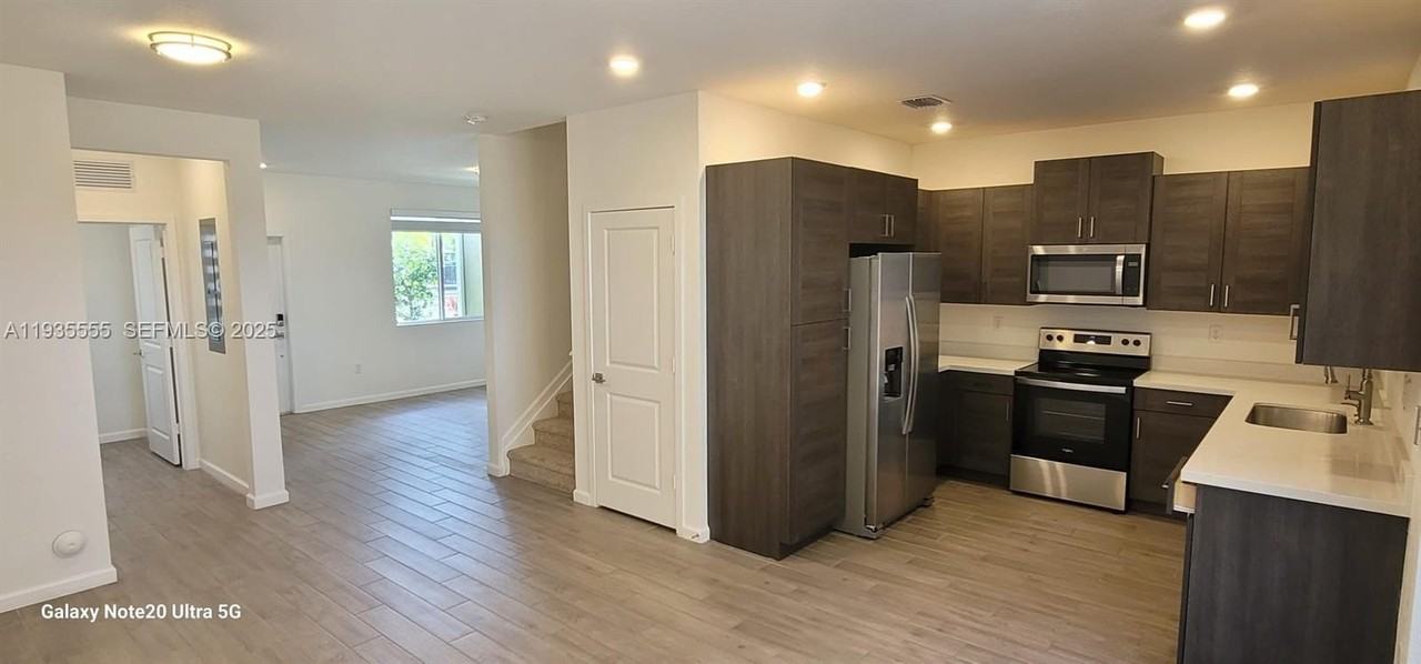 2459 Se 10th St #0 - Photo 2 of 15