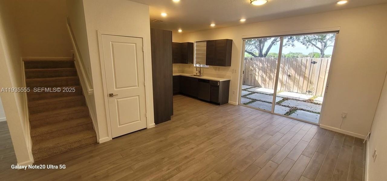 2459 Se 10th St #0 - Photo 6 of 15