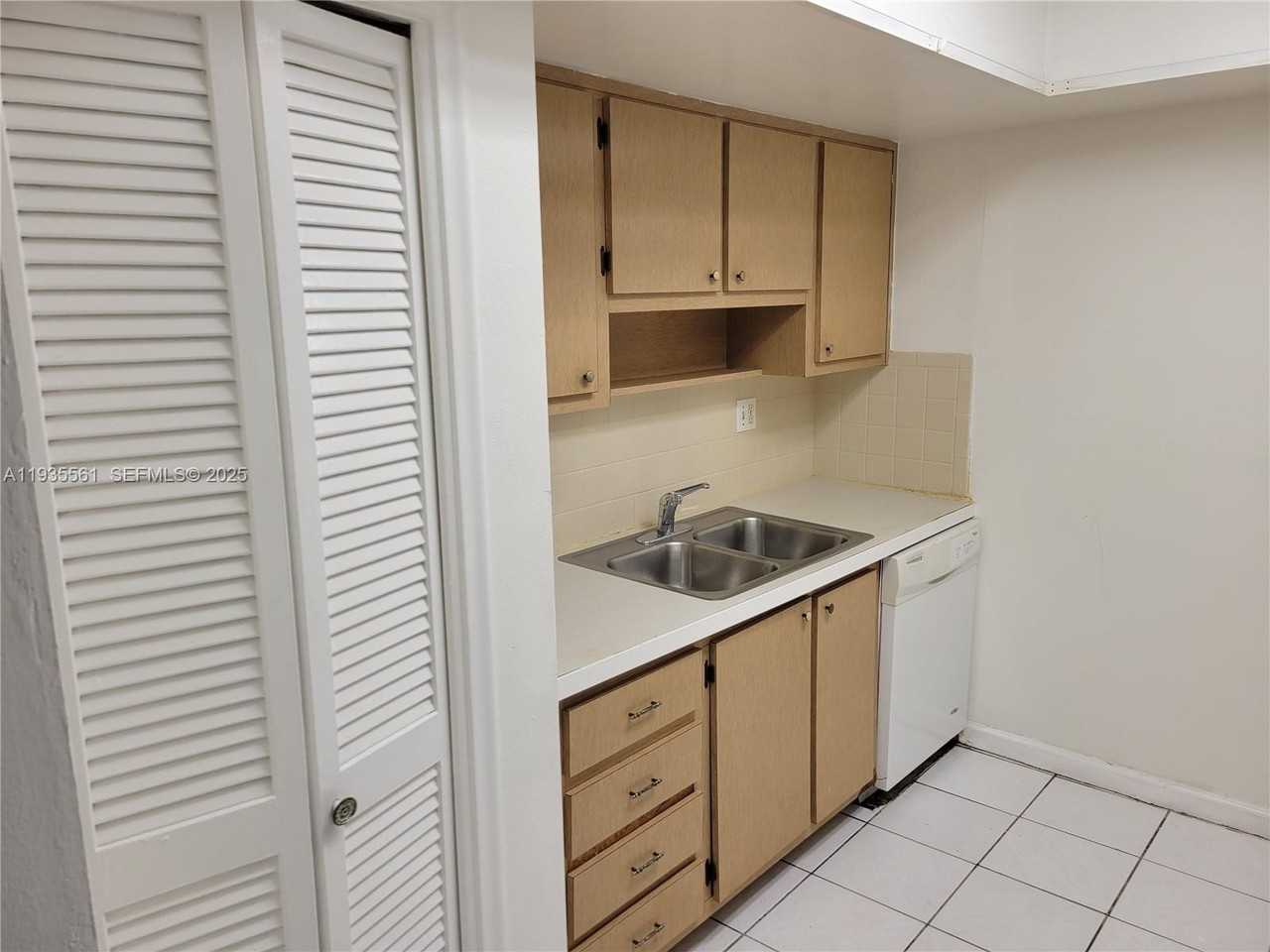 7101 Nw 24th St - Photo 5 of 13