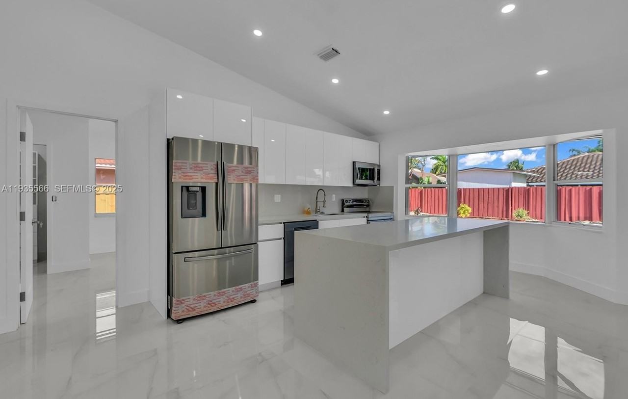 14809 Sw 180th St - Photo 3 of 34