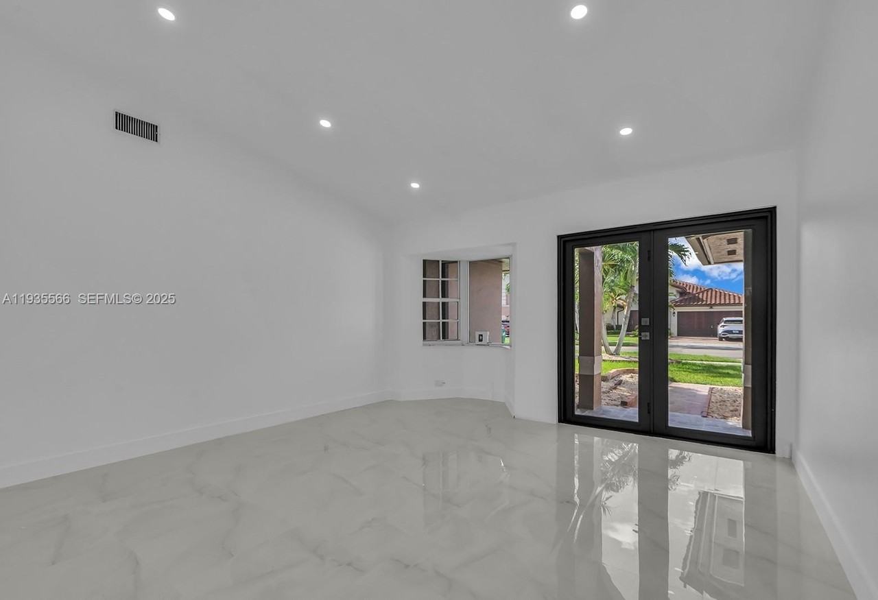 14809 Sw 180th St - Photo 5 of 34