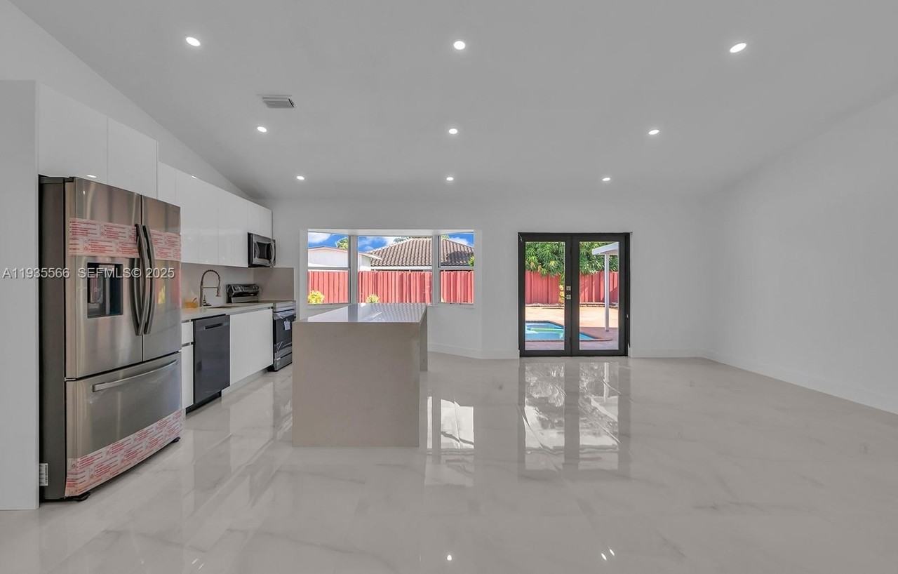 14809 Sw 180th St - Photo 7 of 34