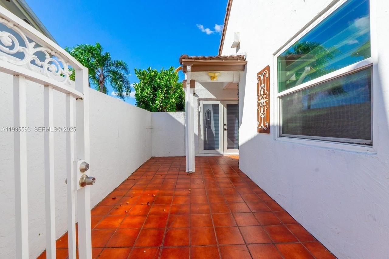 17302 Nw 63rd Pl - Photo 5 of 29