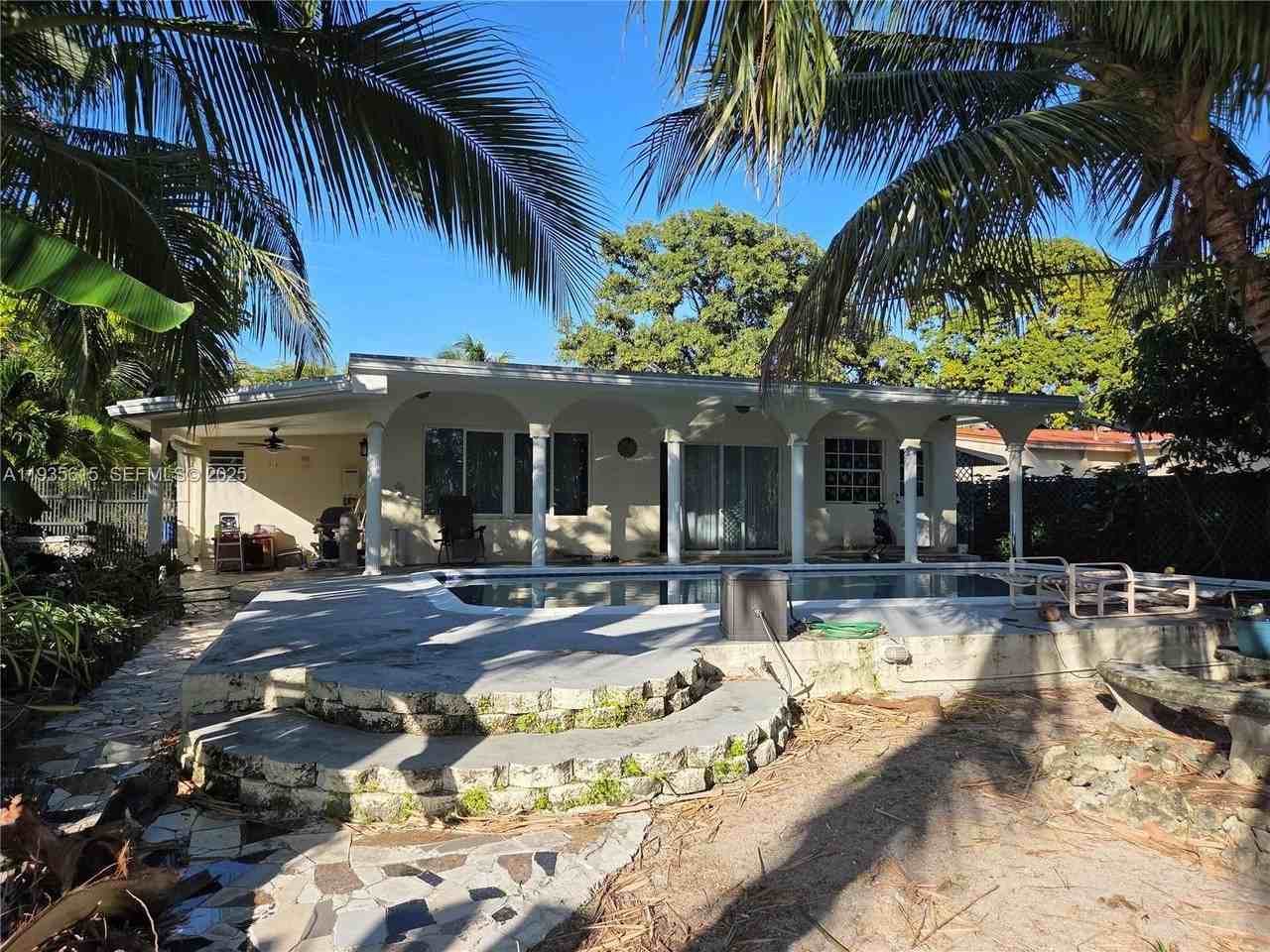 301 Sw 5th St - Photo 2 of 43