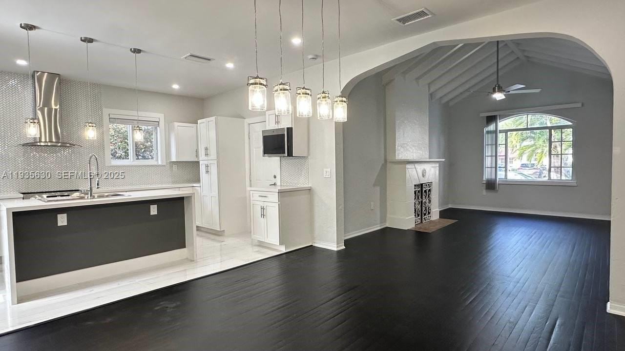 1824 Sw 24th St - Photo 4 of 35