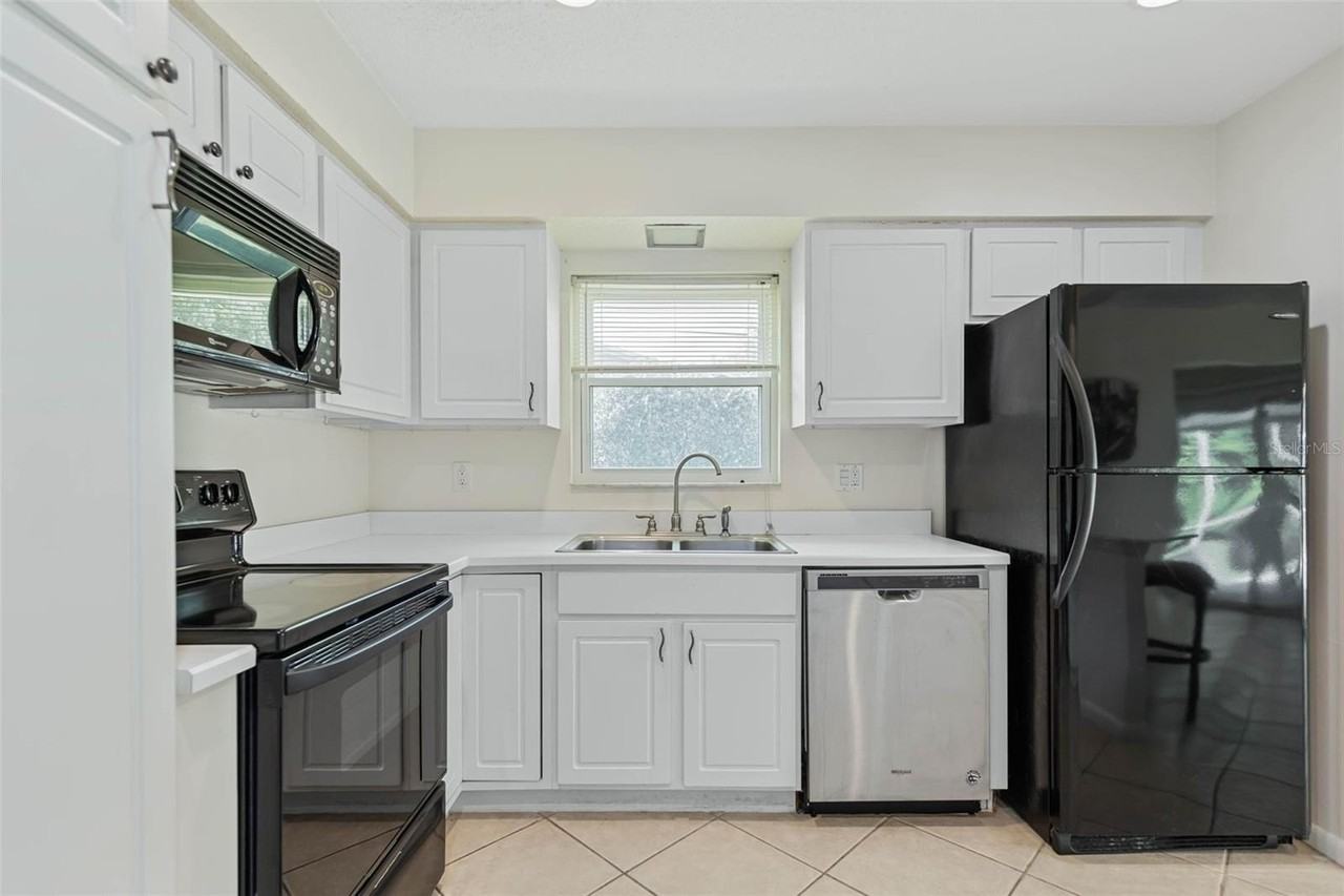 9 Crompton Pl - Photo 4 of 50