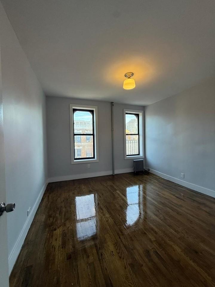 2567 Decatur Ave - Photo 2 of 7