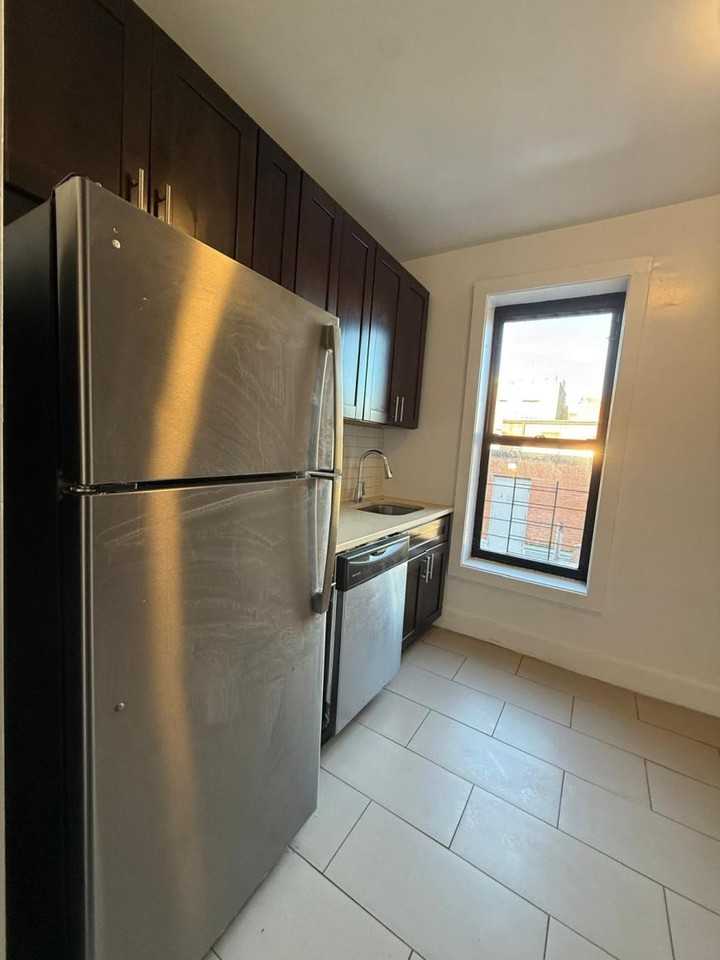 2567 Decatur Ave - Photo 3 of 7