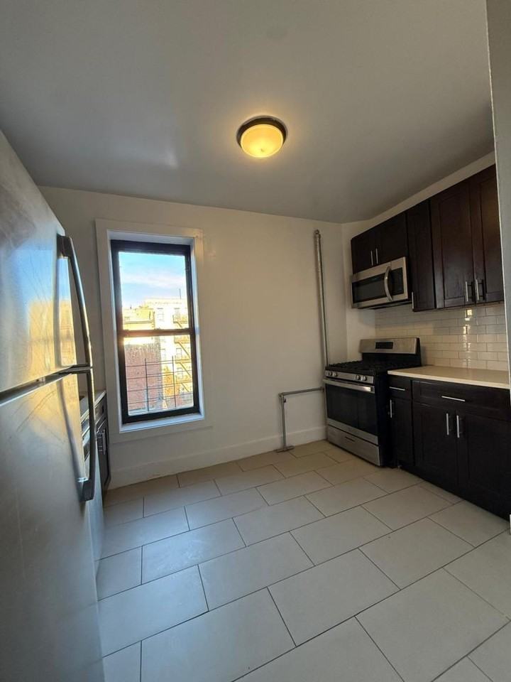 2567 Decatur Ave - Photo 4 of 7