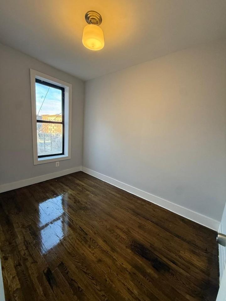 2567 Decatur Ave - Photo 6 of 7