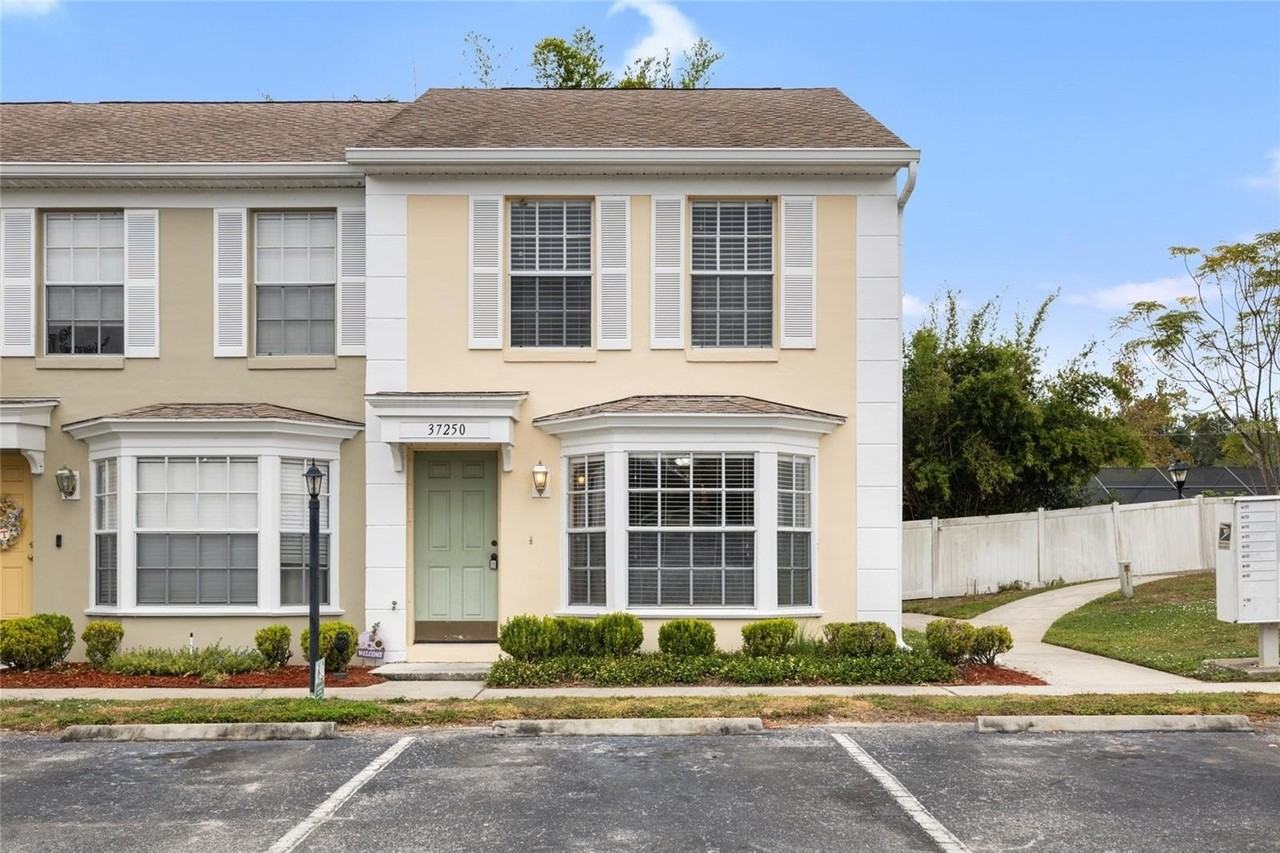 37250 Embassy Park Ln - Photo 2 of 26