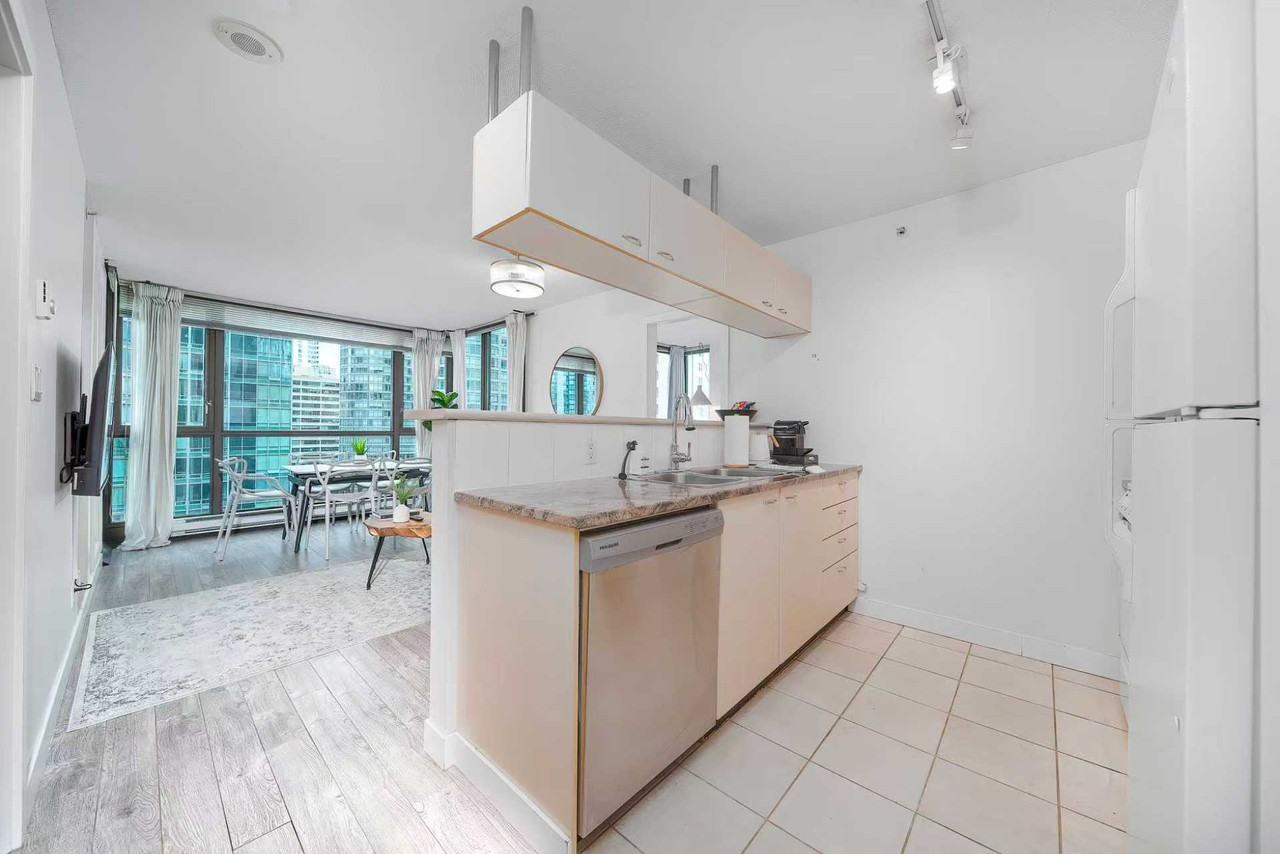 1331 Alberni St - Photo 5 of 10