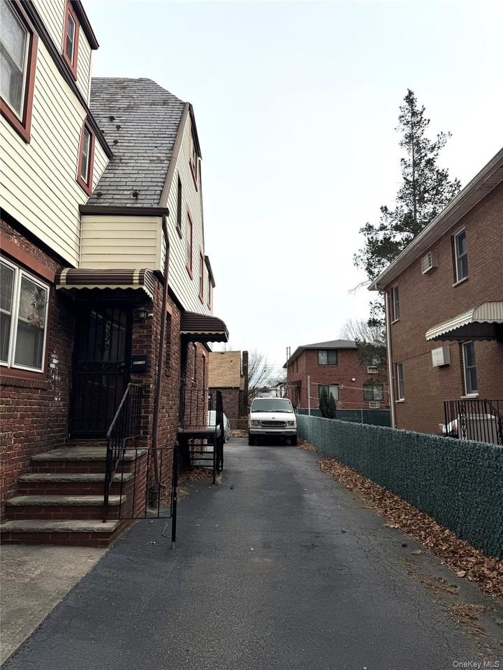 4017 194th St Unit 1r #1R - Photo 2 of 8