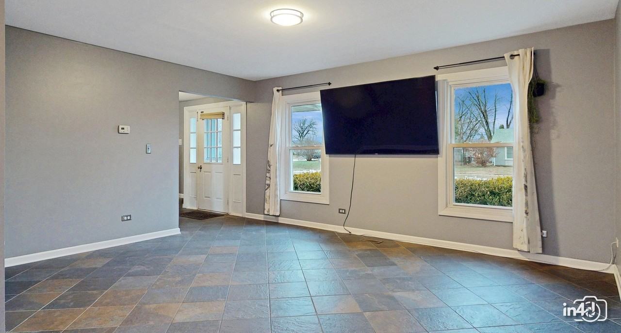 239 Capitol Dr - Photo 3 of 31