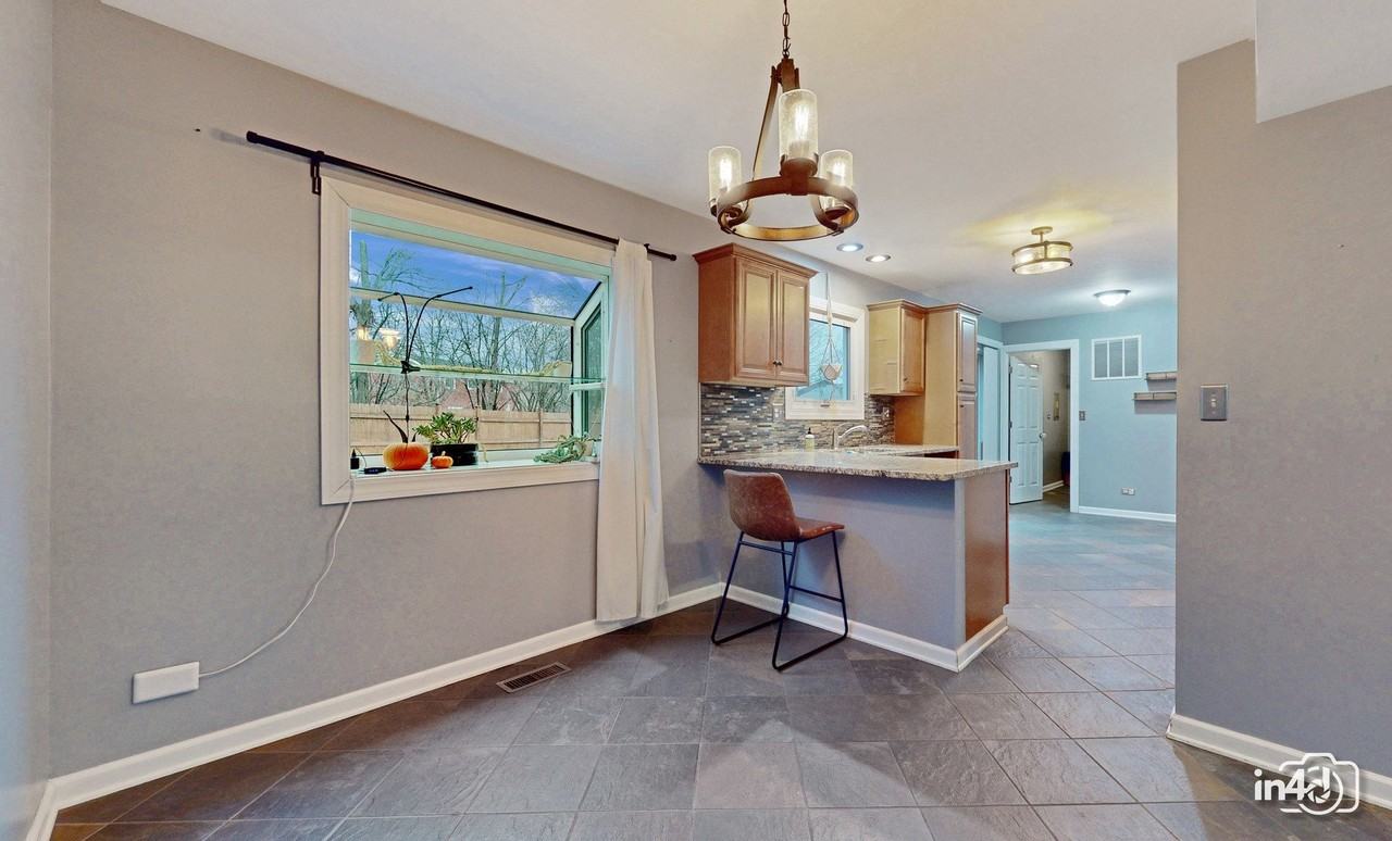 239 Capitol Dr - Photo 4 of 31