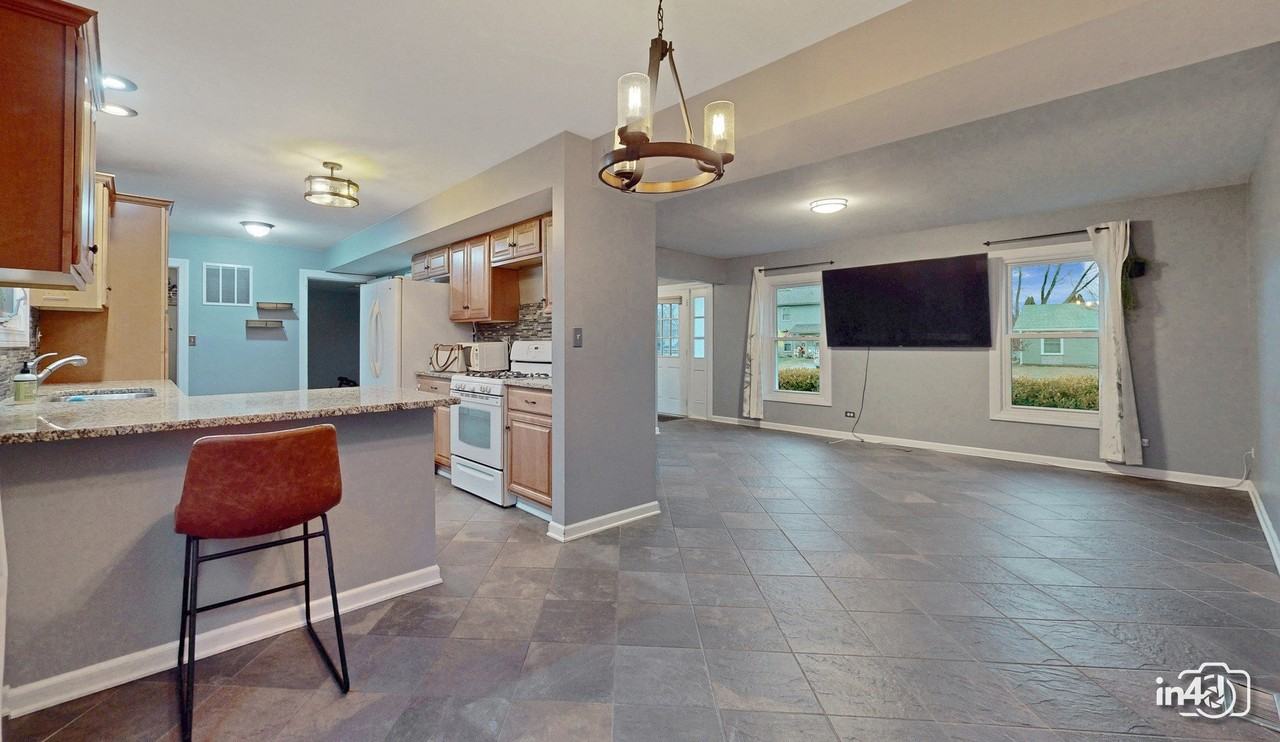 239 Capitol Dr - Photo 5 of 31