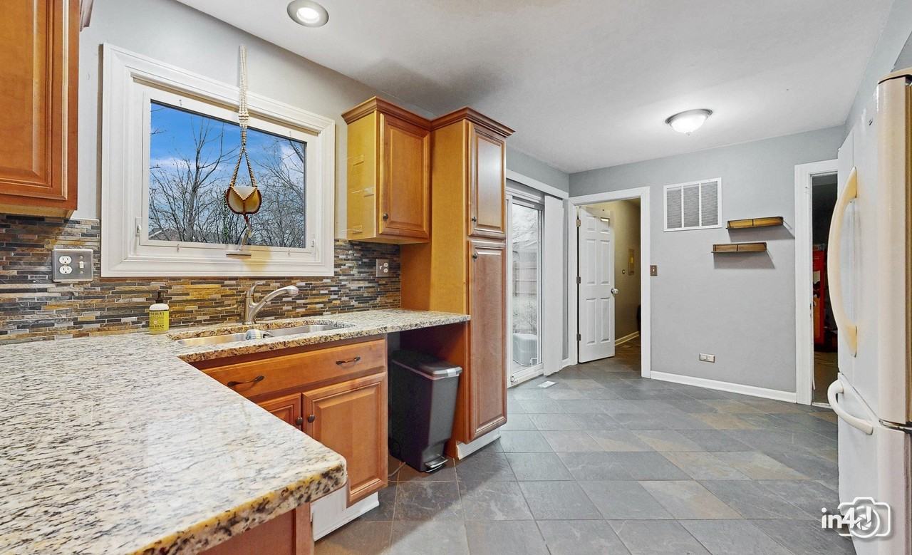 239 Capitol Dr - Photo 6 of 31