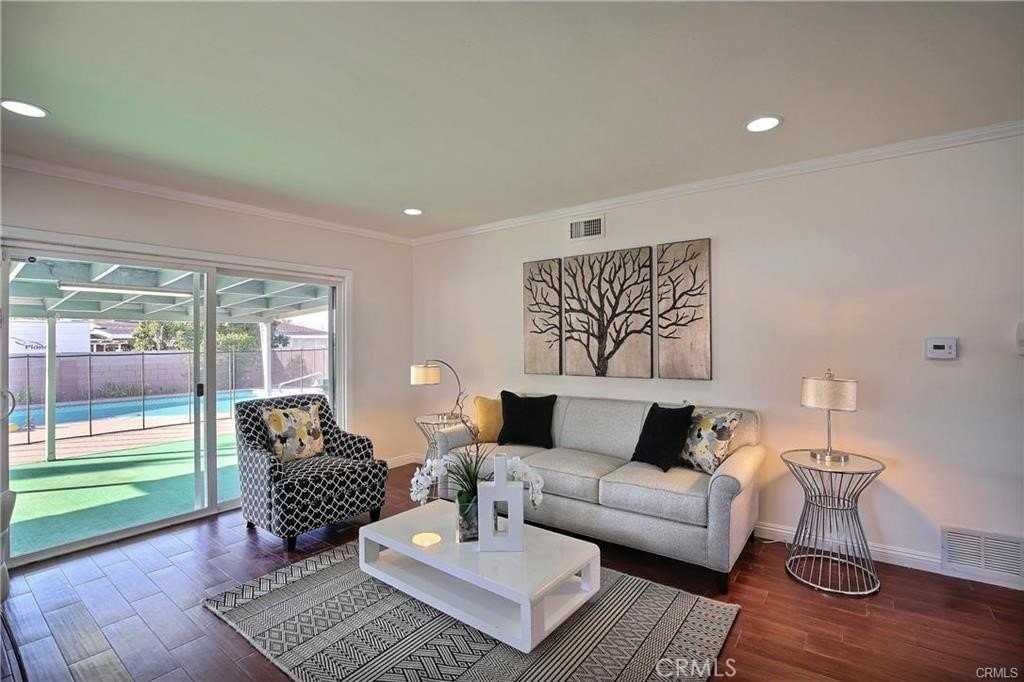 1231 S Holly Pl - Photo 5 of 25