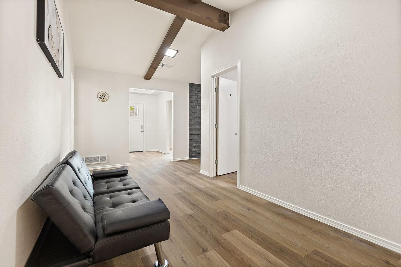 Lynbrook Dr - Photo 4 of 35