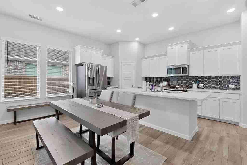 2319 Kirkstall Way - Photo 4 of 29