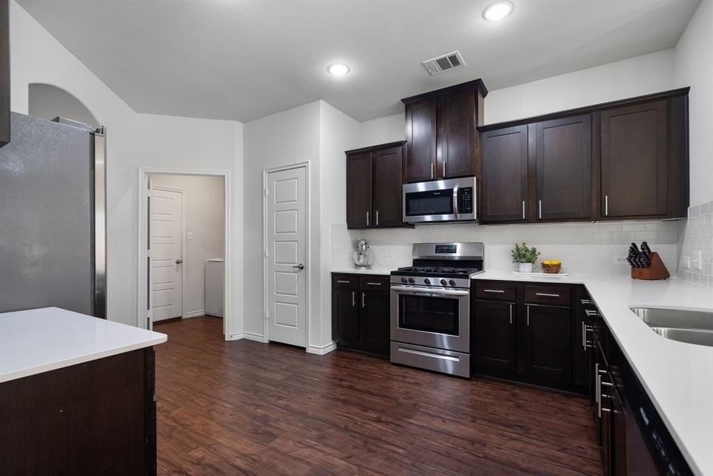 3613 Sabine Dr - Photo 7 of 30