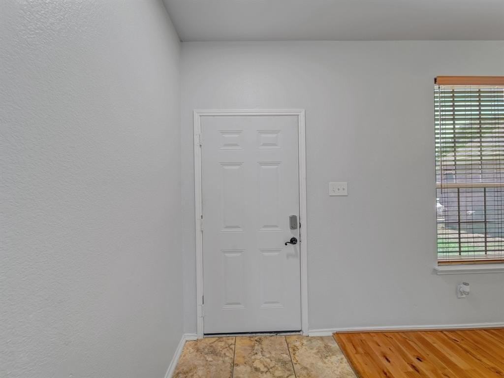 905 Hems Ln - Photo 5 of 36