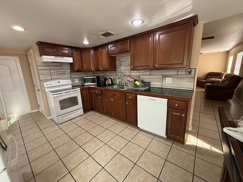 401 E 43rd St - Photo 5 of 14