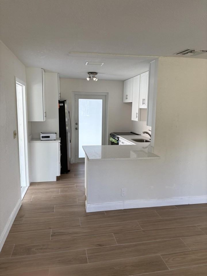 2630 Ne 8th Ave - Photo 4 of 13