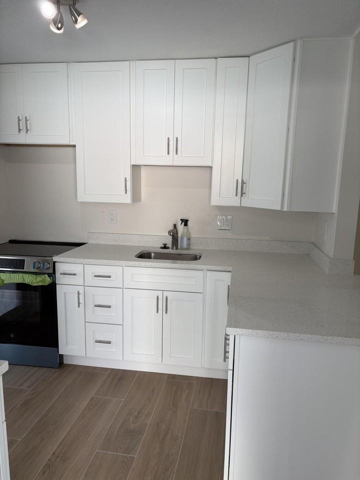 2630 Ne 8th Ave - Photo 5 of 13