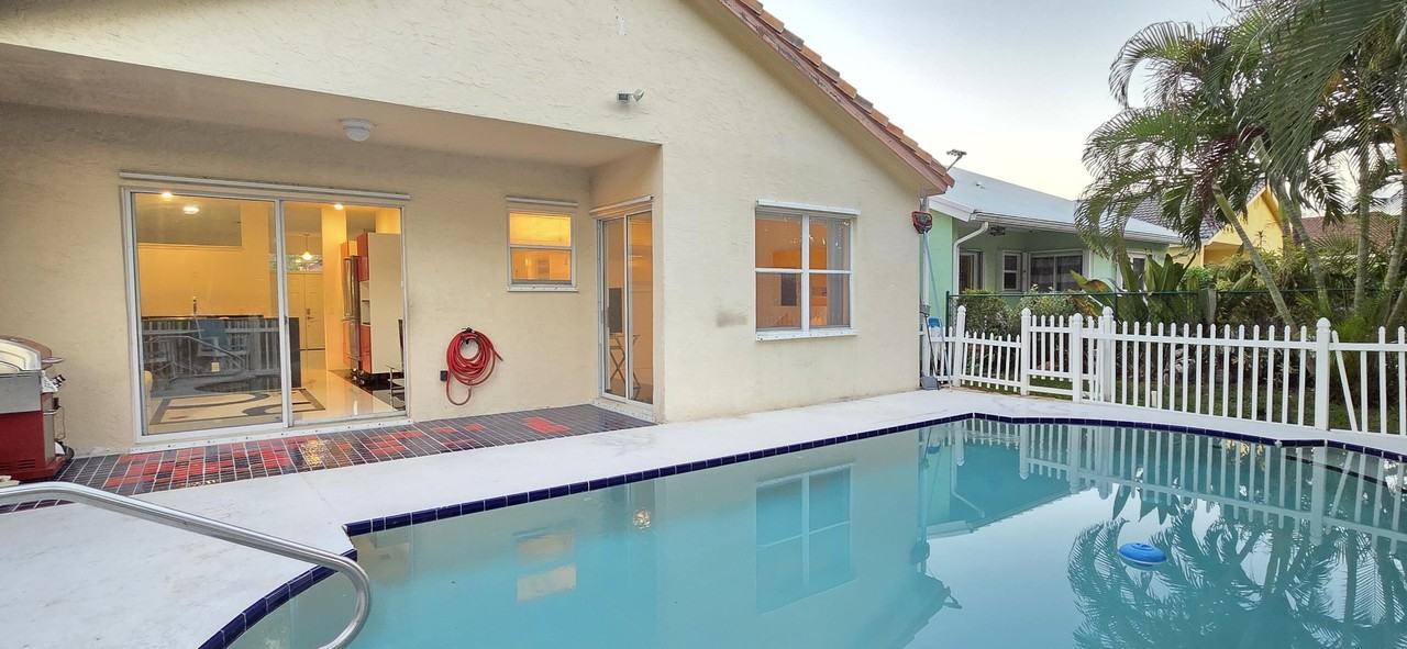 661 Lake Wellington Dr - Photo 3 of 50