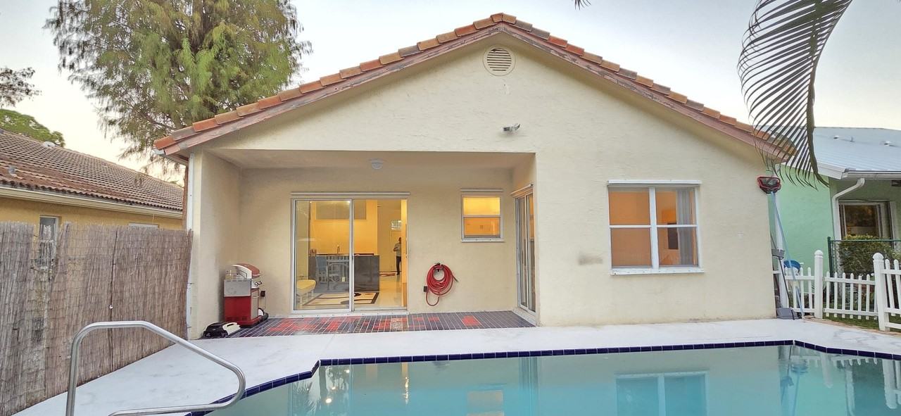 661 Lake Wellington Dr - Photo 4 of 50