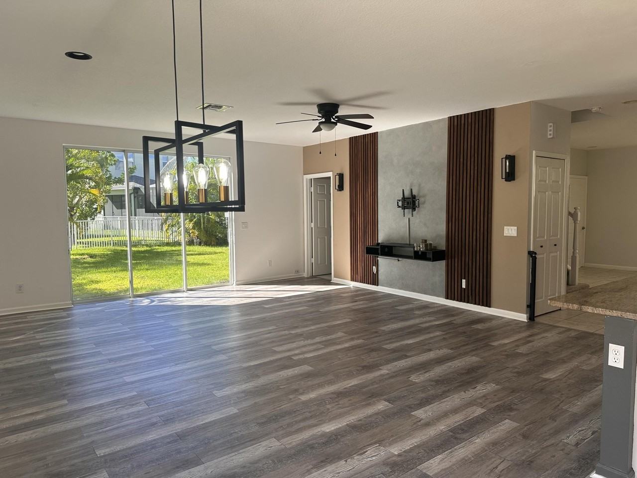 1452 Nw Leonardo Cir - Photo 3 of 4