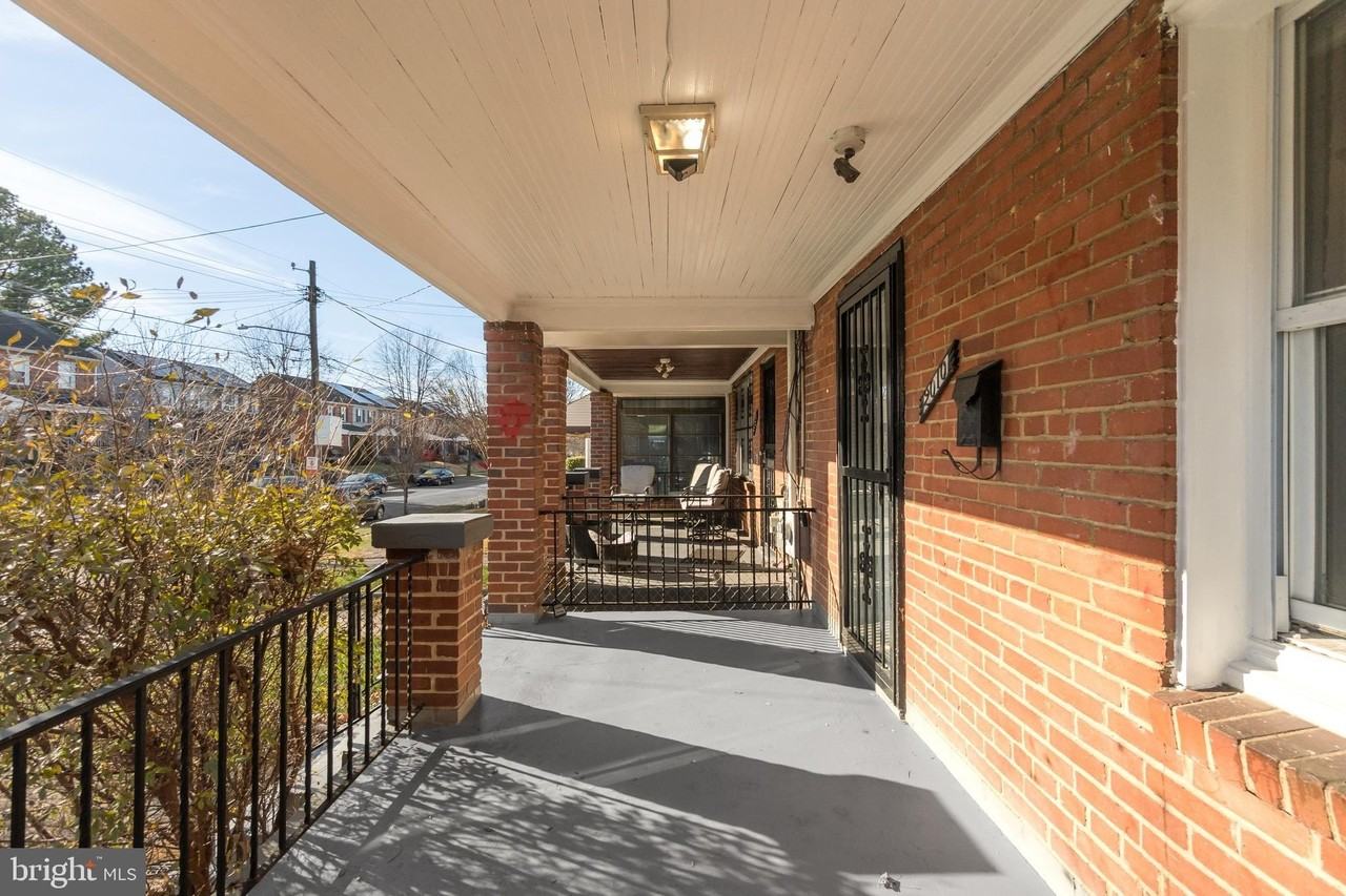 2010 T St Se - Photo 2 of 33