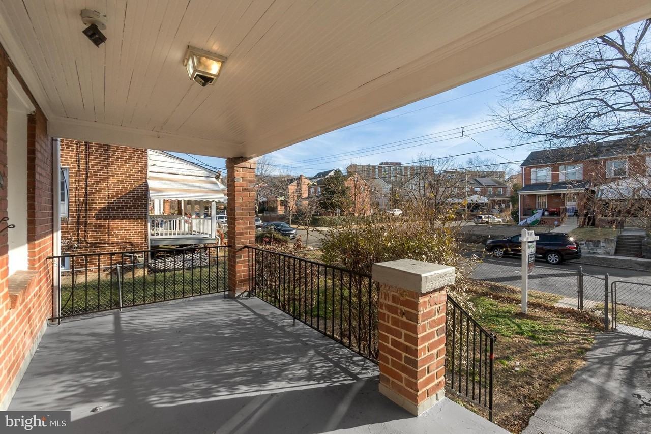 2010 T St Se - Photo 3 of 33