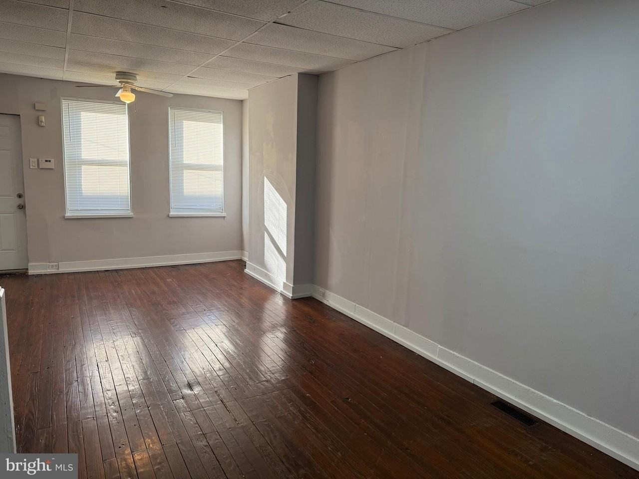 1839 Sigel St - Photo 5 of 11