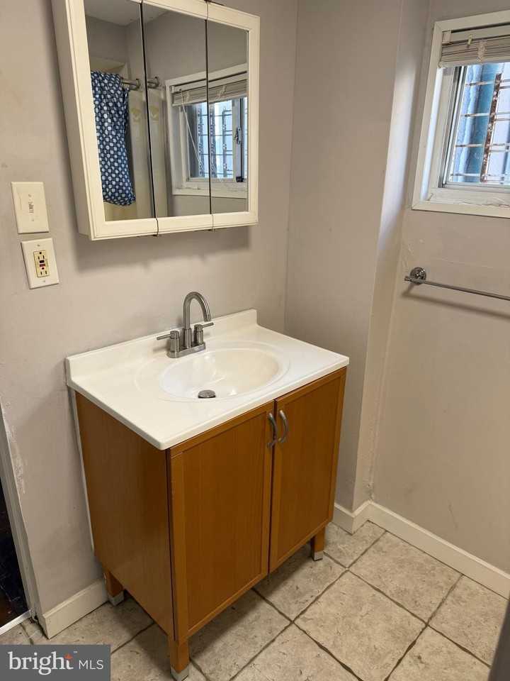 1839 Sigel St - Photo 7 of 11