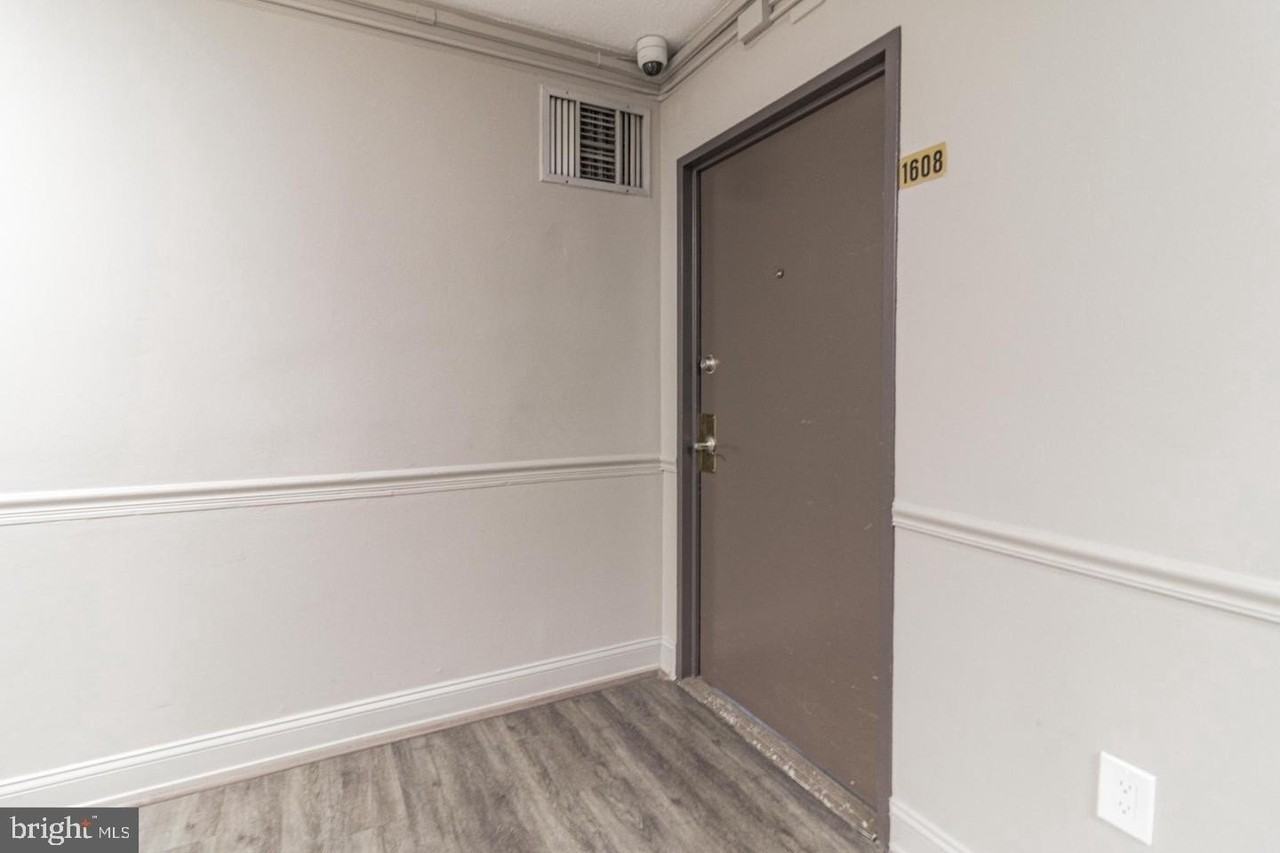 2101 Chestnut St Unit 1608-17 #1608 - Photo 3 of 28