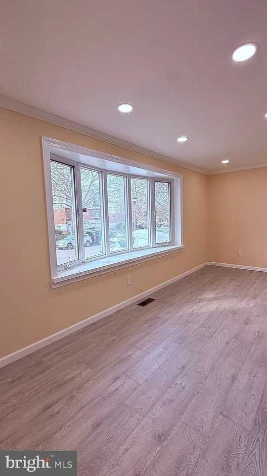 460 Parlin St - Photo 6 of 12