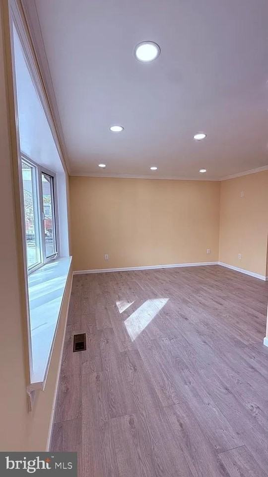 460 Parlin St - Photo 7 of 12