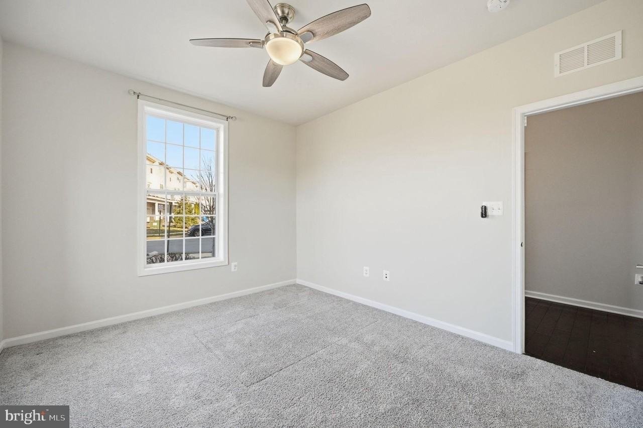 23445 Millville Woods Sq - Photo 4 of 34