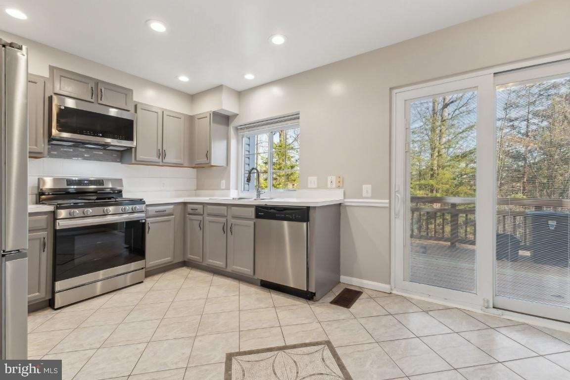 13085 Carolyn Forest Dr - Photo 6 of 25