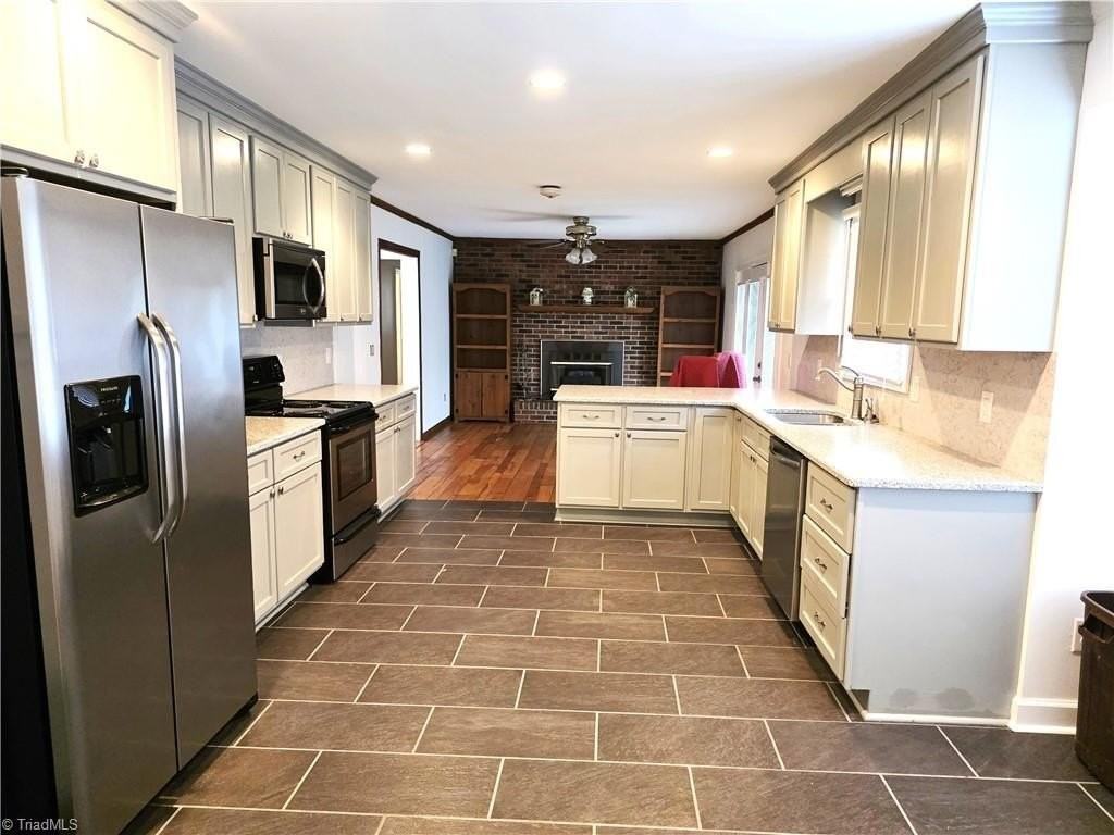 1085 Brown Rd - Photo 3 of 39