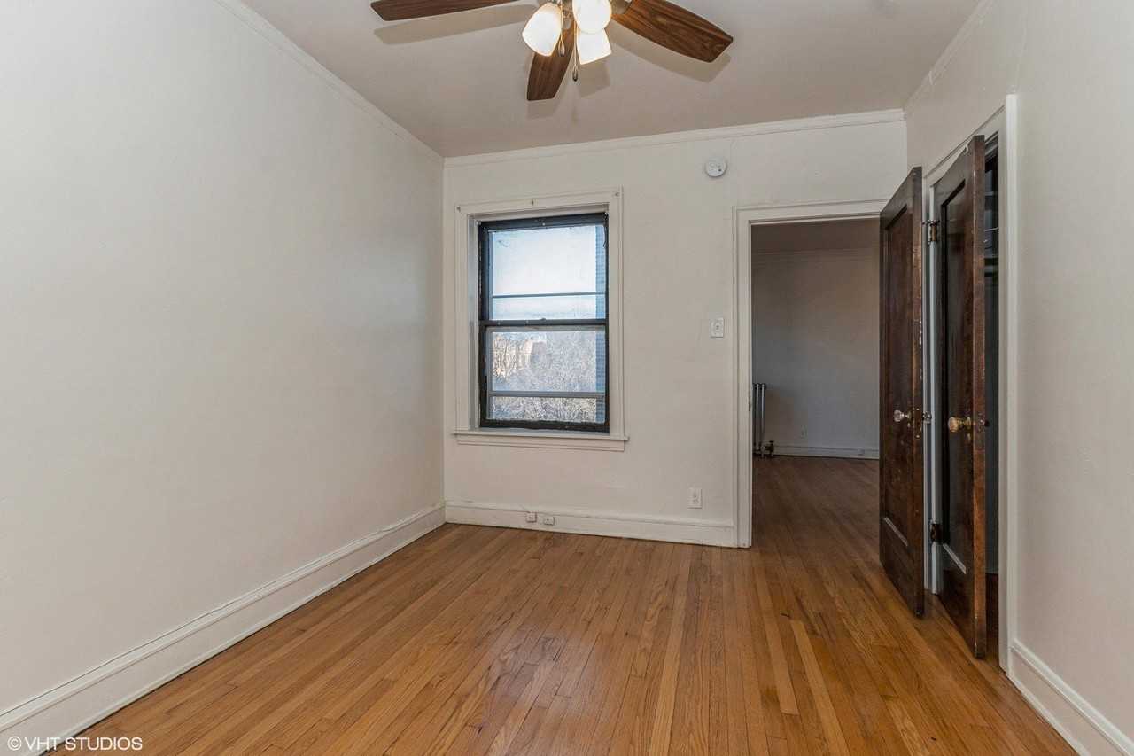 7928 S Wood St Apt 3 #3 - Photo 7 of 10