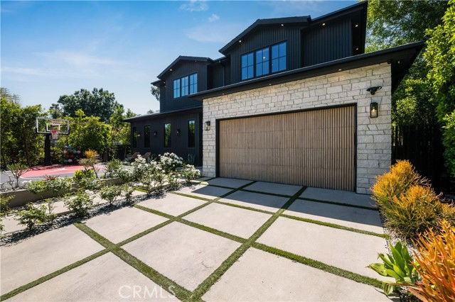 5517 Allott Ave - Photo 6 of 8