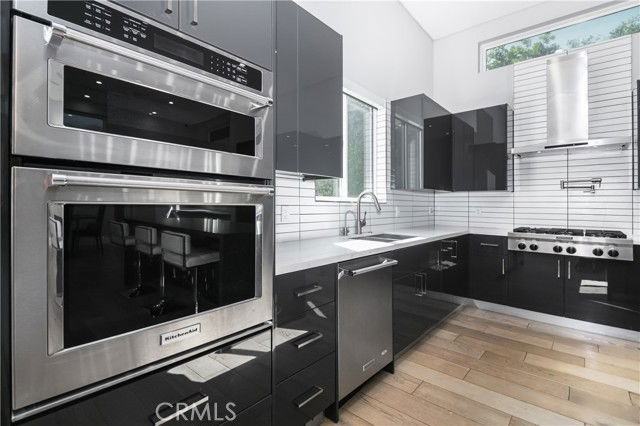 6230 Beeman Ave - Photo 2 of 7