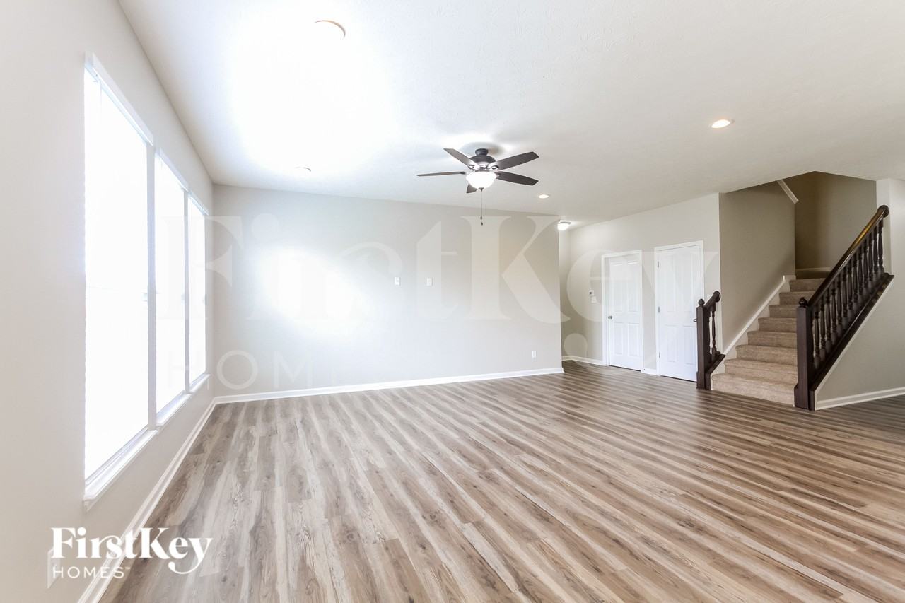 8116 Borland Dr - Photo 3 of 15