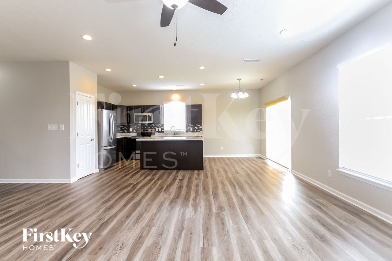 8116 Borland Dr - Photo 4 of 15