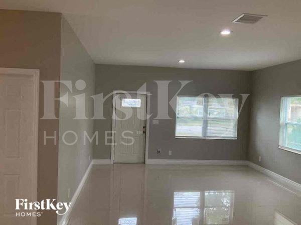 2835 Nw 14th St - Photo 2 of 10