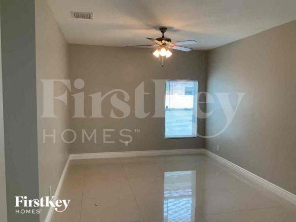 2835 Nw 14th St - Photo 3 of 10